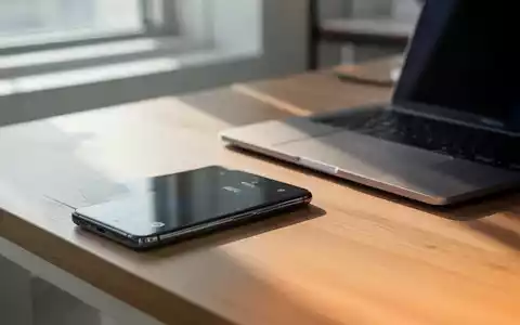 Ein modernes Smartphone auf einem Schreibtisch in einem hellen Büro, das ein produktives Arbeitsumfeld symbolisiert. - Foto: über boerse-global.de