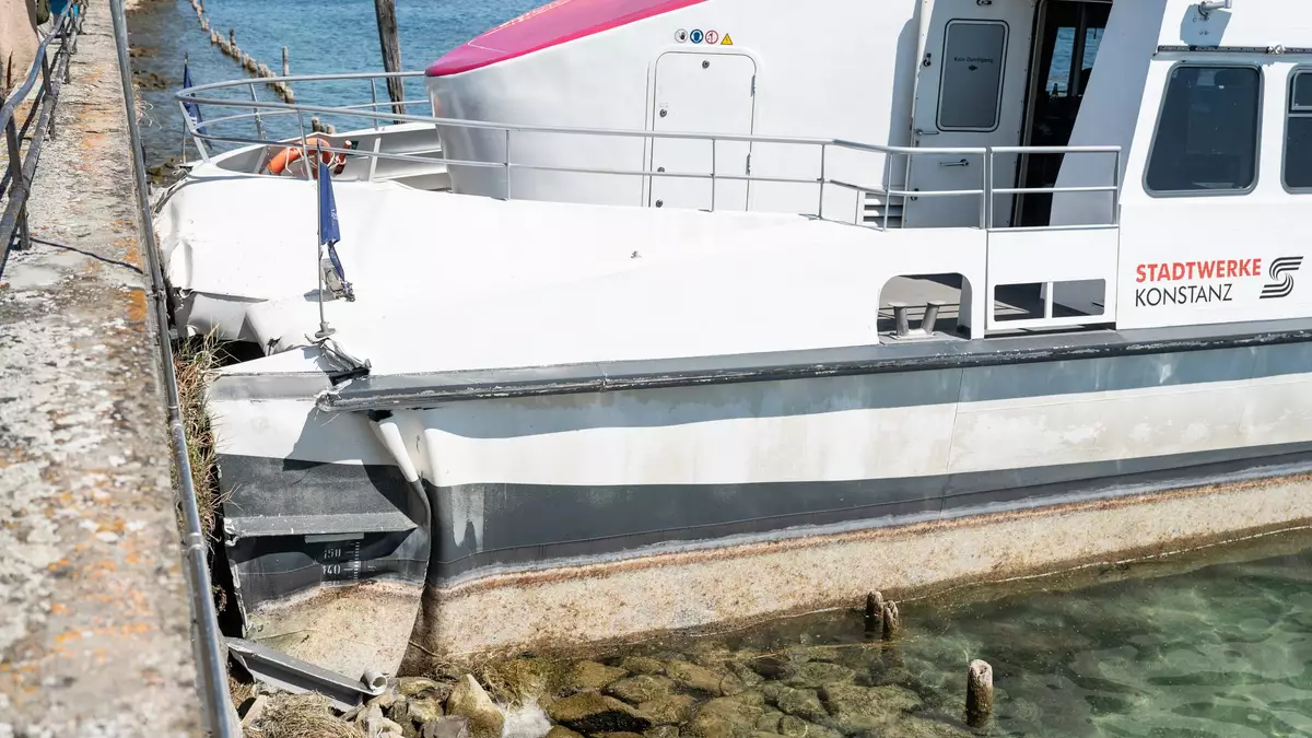 Das Schiff hat Schäden, liegt aber weiterhin auf dem Wasser. - Bild: Silas Stein/dpa