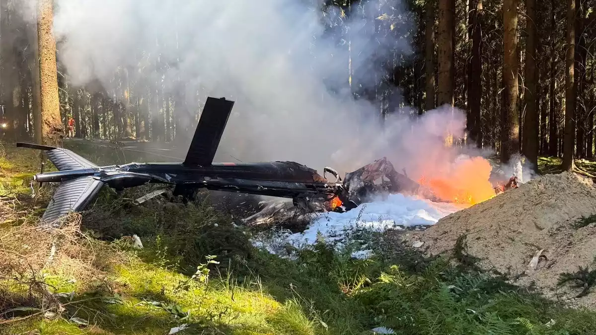 Bei dem Hubschrauberabsturz in einem Wald bei Sehmatal ist der Pilot ums Leben gekommen.  - Bild: Stephan Fricke/News5/dpa
