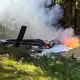 Bei dem Hubschrauberabsturz in einem Wald bei Sehmatal ist der Pilot ums Leben gekommen.  - Bild: Stephan Fricke/News5/dpa