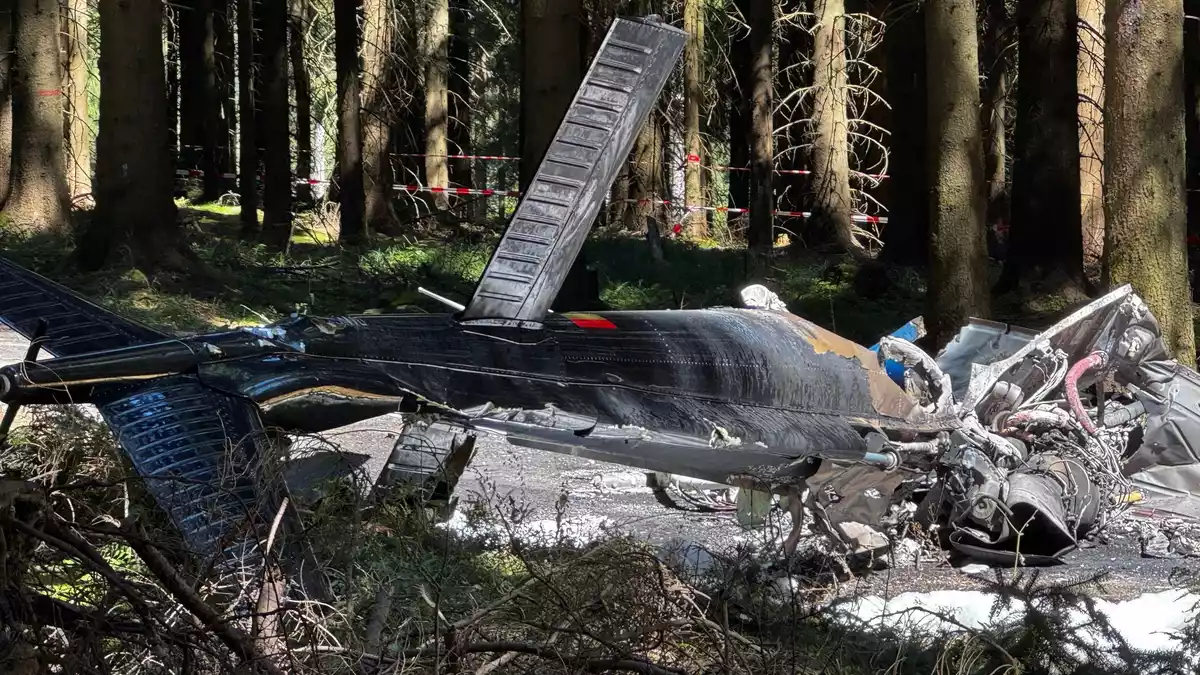 Der Pilot des abgestürzten Hubschrauber starb noch an der Unfallstelle.  - Bild: Stephan Fricke/News5/dpa