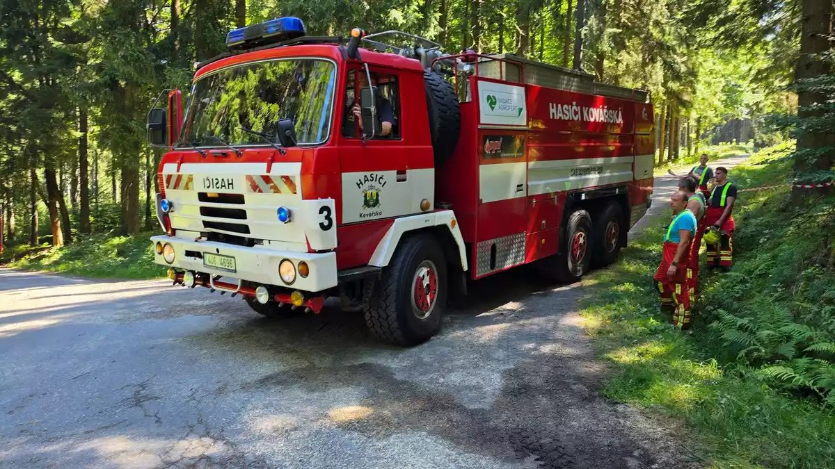 Feuerwehrleute konnten den in Brand geratenen Hubschrauber löschen und ein Ausbreiten der Flammen verhindern.  - Bild: Mike Müller/dpa