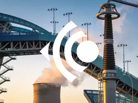 Moderne Industrieanlage zur Kernenergieerzeugung bei Sonnenaufgang mit atmosphärischer Beleuchtung. - Foto: über boerse-global.de