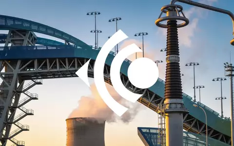 Moderne Industrieanlage zur Kernenergieerzeugung bei Sonnenaufgang mit atmosphärischer Beleuchtung. - Foto: über boerse-global.de