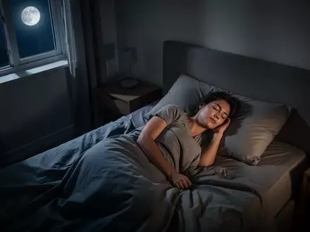 Eine entspannt ruhende Person in einem ruhig gestalteten Schlafzimmer bei sanftem Mondlicht. - Foto: über boerse-global.de