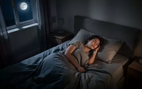 Eine entspannt ruhende Person in einem ruhig gestalteten Schlafzimmer bei sanftem Mondlicht. - Foto: ĂŒber boerse-global.de