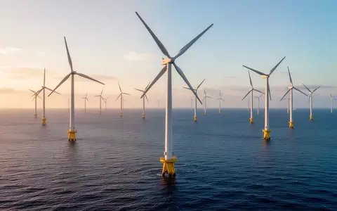 Moderne Offshore-Windkraftanlagen in einem Windpark bei Sonnenuntergang über dem Meer. - Foto: über boerse-global.de