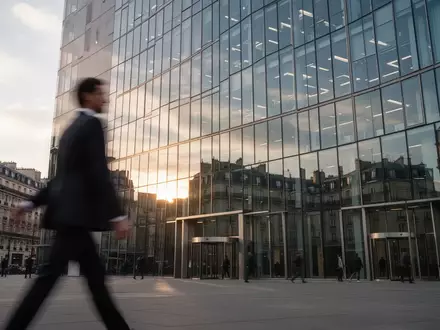 Modernes Bürogebäude einer Sicherheitsfirma bei Tageslicht. - Foto: über boerse-global.de