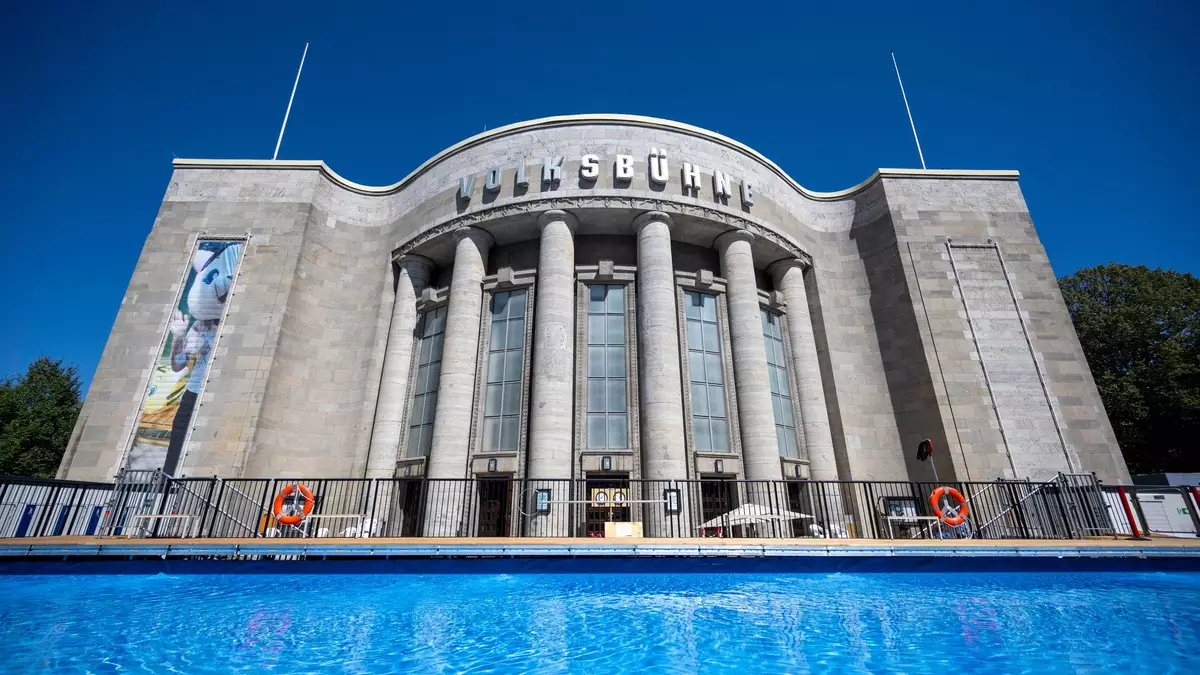 Die Volksbühne hat eine Veranstaltung mit dem Verein Eoto abgesagt.  - Bild: Christophe Gateau/dpa