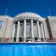Die Volksbühne hat eine Veranstaltung mit dem Verein Eoto abgesagt.  - Bild: Christophe Gateau/dpa
