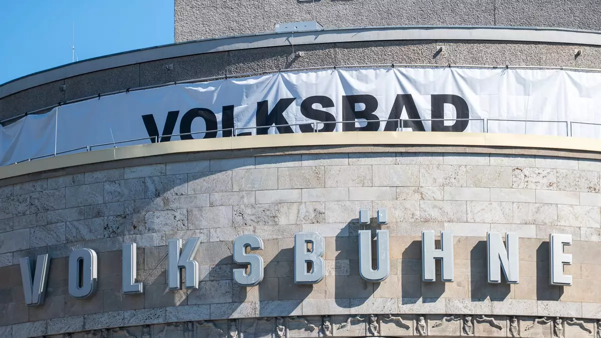 Die Volksbühne hat ein temporäres Schwimmbad aufgebaut. - Bild: Christophe Gateau/dpa