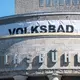 Die Volksbühne hat ein temporäres Schwimmbad aufgebaut. - Bild: Christophe Gateau/dpa