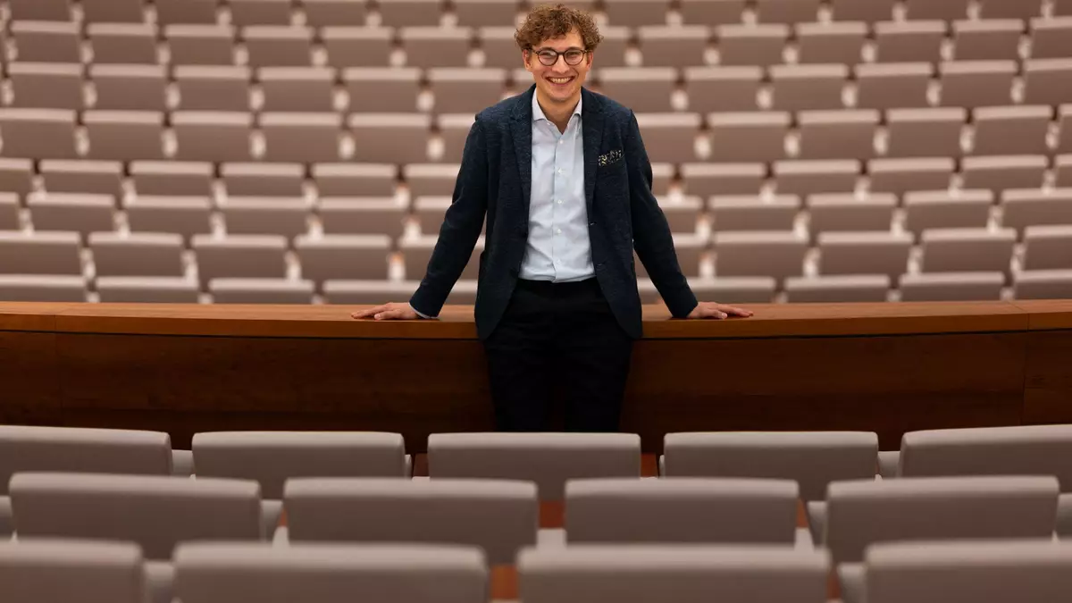 Der neue GMD und Intendant ist erst 25 Jahre alt.  - Bild: Fabian Strauch/dpa