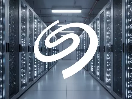 Moderne Server-Racks in einem Rechenzentrum zur Darstellung von Cloud-Infrastruktur und Datenspeicherung. - Foto: über boerse-global.de