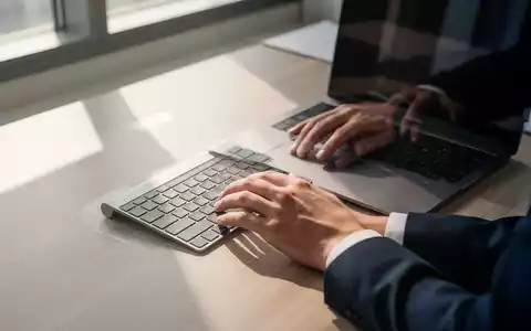 Ein moderner, aufgeräumter Büroarbeitsplatz mit einem Laptop bei natürlichem Tageslicht. - Foto: über boerse-global.de