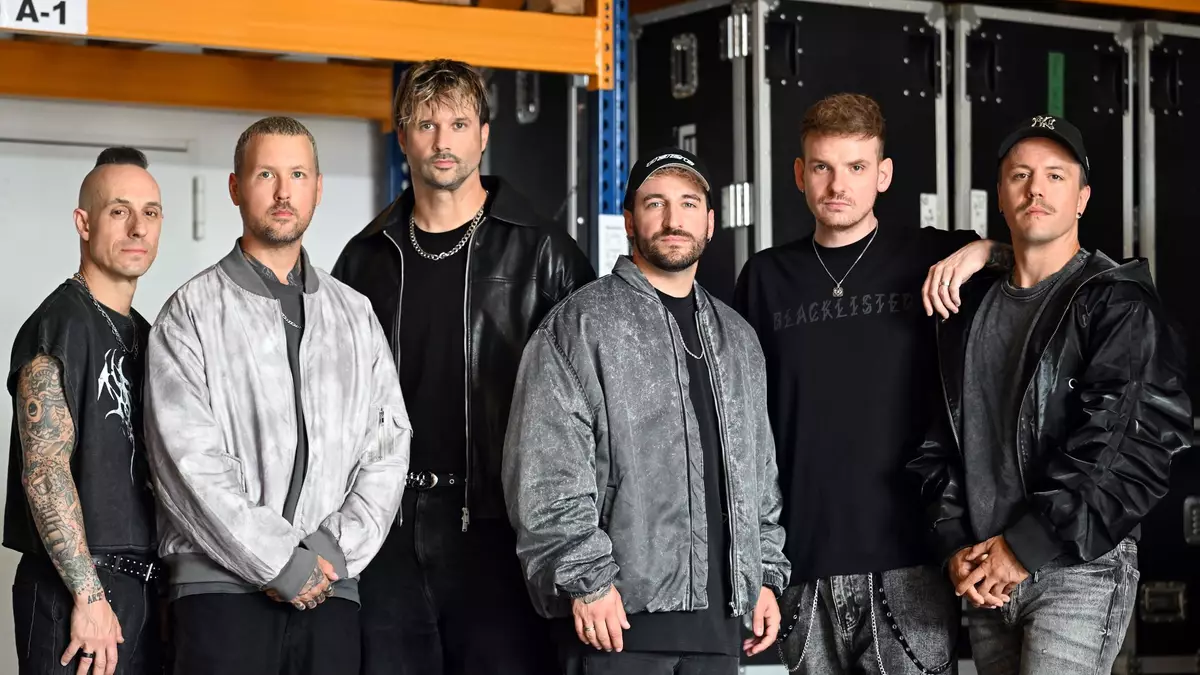 Die Band Electric Callboy steht in einer Halle in Castrop-Rauxel - von links nach rechts: Frank Zummo, Daniel Haniß, Kevin Ratajczak, Nico Sallach, Pascal Schillo und Daniel Klossek. (Archivbild) - Bild: Federico Gambarini/dpa
