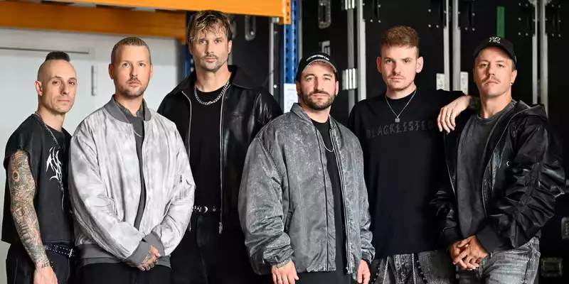 Die Band Electric Callboy steht in einer Halle in Castrop-Rauxel - von links nach rechts: Frank Zummo, Daniel Haniß, Kevin Ratajczak, Nico Sallach, Pascal Schillo und Daniel Klossek. (Archivbild) - Foto: Federico Gambarini/dpa