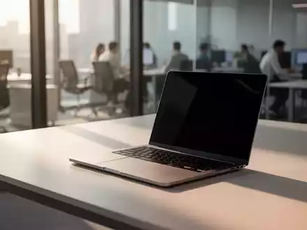 Ein minimalistischer, moderner Arbeitsplatz in einem hellen Büro mit natürlichem Lichteinfall. - Foto: über boerse-global.de