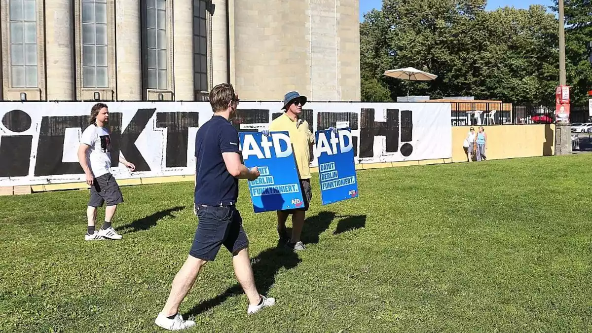AfD-Protest vor Berliner Volksbühne endet mit Tumult