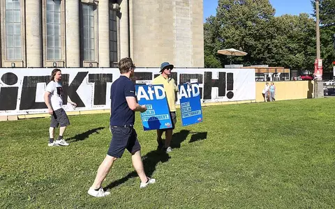 AfD-Plakate vor Berliner Volksbühne am 14.08.2026 - Foto: via dts Nachrichtenagentur