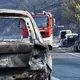 Ein Feuerwehrfahrzeug fährt nach einem Waldbrand an der kroatischen Adria zwischen ausgebrannten Autos hindurch. - Bild: Josko Ponos/AP/dpa