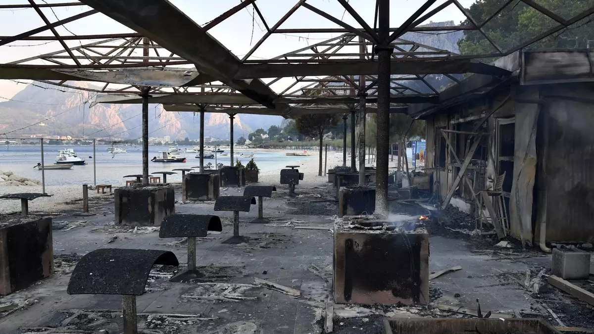 Ein Waldbrand erreichte die kroatische Adriaküste in der Nähe von Omis und zerstörte eine Strandbar. - Bild: Josko Ponos/AP/dpa
