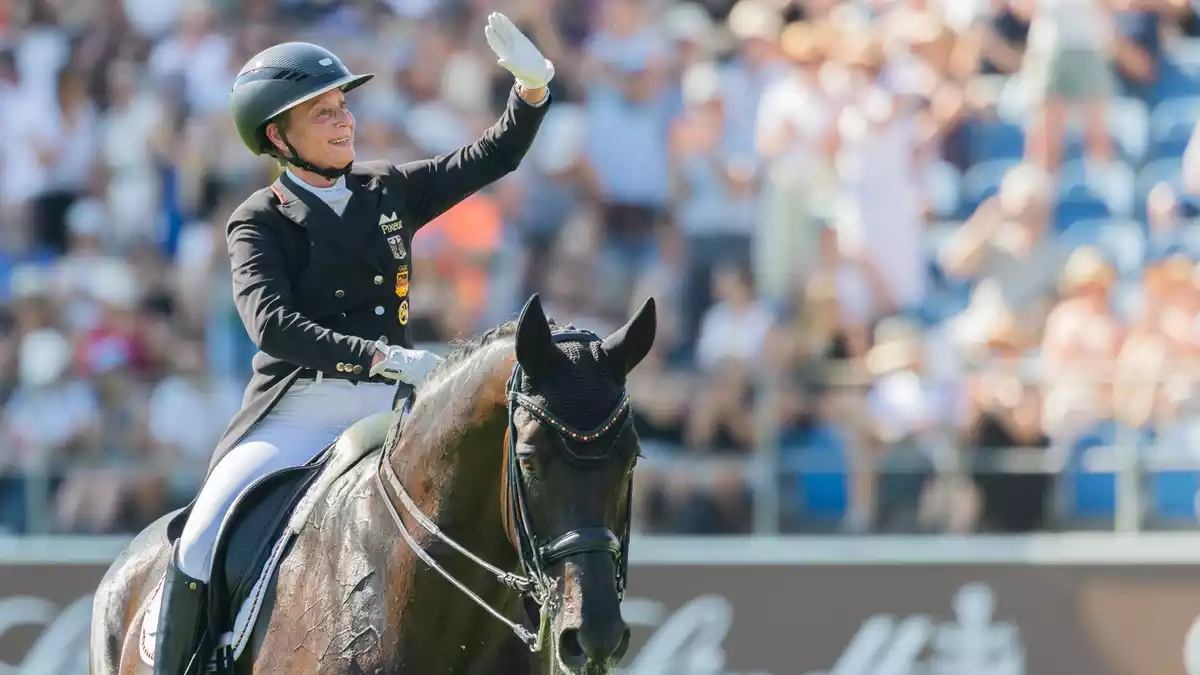  Isabell Werth verpasste eine Medaille. - Bild: Rolf Vennenbernd/dpa