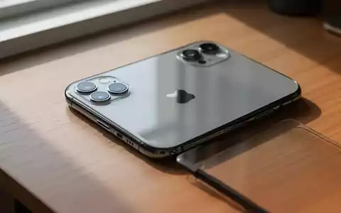 Ein iPhone X liegt auf einem Holztisch in einer neutralen, hellen Umgebung. - Foto: über boerse-global.de