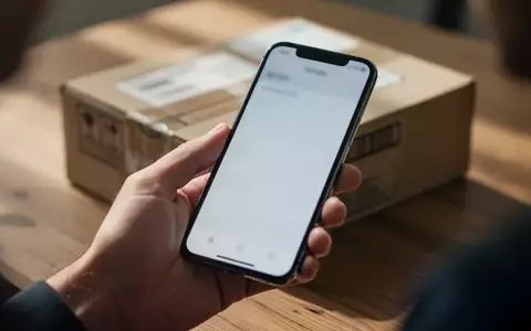 Eine Person scannt mit einem Smartphone einen QR-Code auf einem Paket während eines Online-Verkaufsprozesses. - Foto: über boerse-global.de