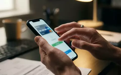 Eine Person hält ein Smartphone in der Hand, während sie auf eine digitale Benutzeroberfläche schaut. - Foto: über boerse-global.de