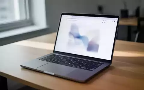 Ein moderner Arbeitsplatz mit einem aufgeklappten Laptop auf einem Holztisch bei natürlichem Tageslicht. - Foto: über boerse-global.de