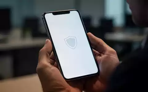 Nahaufnahme eines Smartphones in einer Hand, das eine Sicherheitsfunktion zur Erkennung von Betrugsnachrichten symbolisiert. - Foto: über boerse-global.de