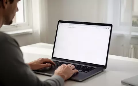 Person arbeitet an einem Laptop in einem hellen Büro, wobei der Fokus auf dem Browser-Bildschirm liegt. - Foto: über boerse-global.de