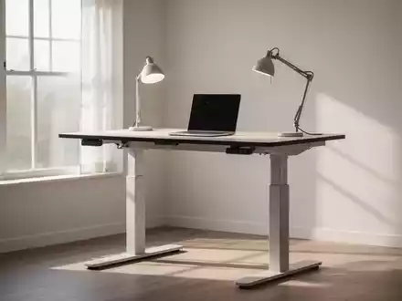 Ein moderner, höhenverstellbarer Schreibtisch in einem hellen, minimalistischen Büro bei natürlichem Tageslicht. - Foto: über boerse-global.de