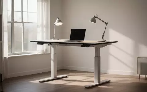 Ein moderner, höhenverstellbarer Schreibtisch in einem hellen, minimalistischen Büro bei natürlichem Tageslicht. - Foto: über boerse-global.de