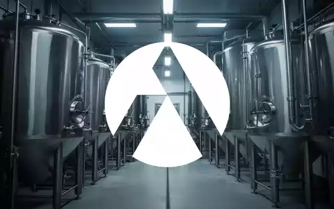 Moderne industrielle Brauanlage mit Edelstahltanks in einer professionellen, atmosphärischen Umgebung. - Foto: über boerse-global.de