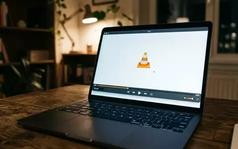Ein Laptop-Bildschirm zeigt die Benutzeroberfläche des VLC Media Players in einer professionellen Büroumgebung. - Foto: über boerse-global.de