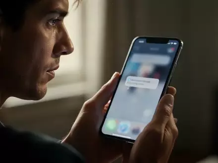 Eine Person betrachtet besorgt ein Smartphone, auf dessen Bildschirm eine Benachrichtigung zu sehen ist. - Foto: über boerse-global.de