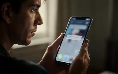 Eine Person betrachtet besorgt ein Smartphone, auf dessen Bildschirm eine Benachrichtigung zu sehen ist. - Foto: über boerse-global.de