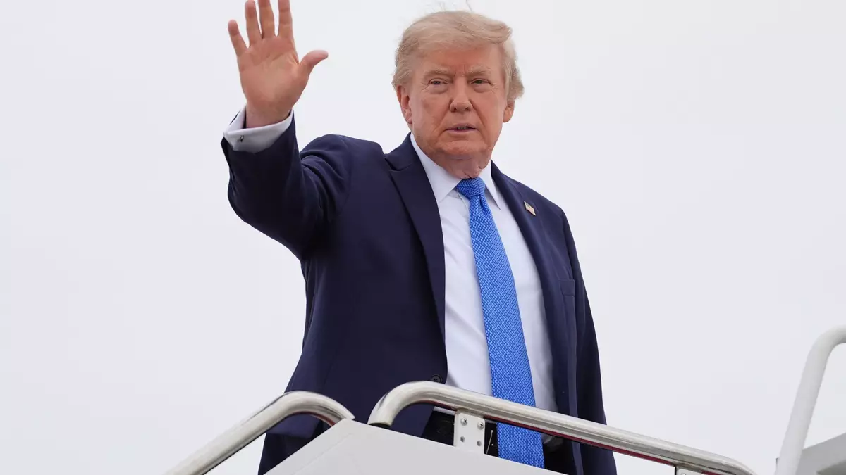 Trump will von Missständen auf einem Flugzeugträger im Nahen Osten nichts wissen.  - Bild: Julia Demaree Nikhinson/AP/dpa