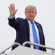 Trump will von Missständen auf einem Flugzeugträger im Nahen Osten nichts wissen.  - Bild: Julia Demaree Nikhinson/AP/dpa