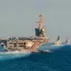 Mit dem US-Flugzeugträger USS Abraham Lincoln (vorn links) haben die USA bereits Anfang des Jahres ihre Präsenz im Nahen Osten verstärkt. (Archivbild) - Bild: Zachary Pearson/U.S. Navy via AP/dpa