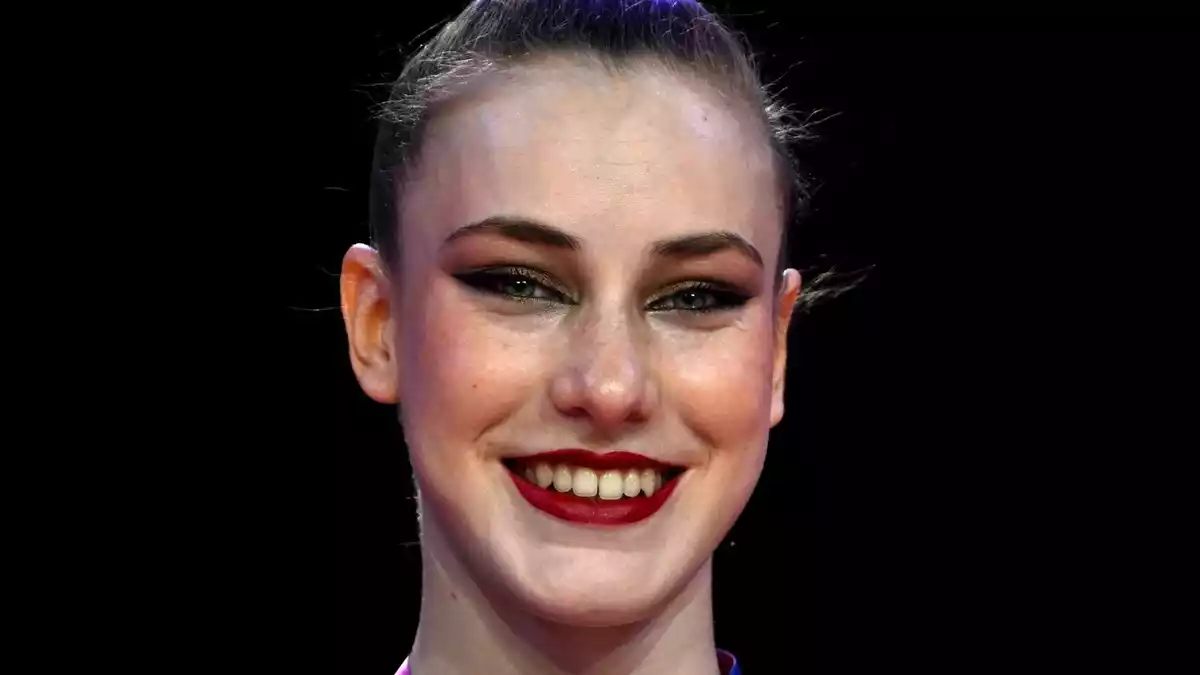 Darja Varfolomeev zeigt ihre Goldmedaille. - Bild: Marijan Murat/dpa