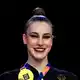 Darja Varfolomeev zeigt ihre Goldmedaille. - Bild: Marijan Murat/dpa