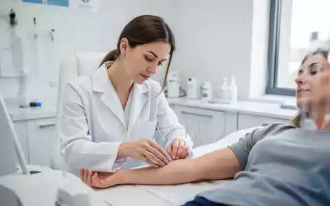 Eine Ärztin führt eine Akupunkturbehandlung in einer modernen, hellen Klinikpraxis durch. - Foto: über boerse-global.de