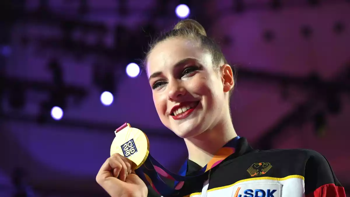 Darja Varfolomeev zeigt ihre Goldmedaille. - Bild: Marijan Murat/dpa