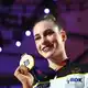 Darja Varfolomeev zeigt ihre Goldmedaille. - Bild: Marijan Murat/dpa