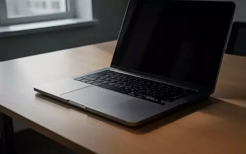 Ein moderner Laptop auf einem minimalistischen Schreibtisch in einem Büro mit natürlichem Licht. - Foto: über boerse-global.de