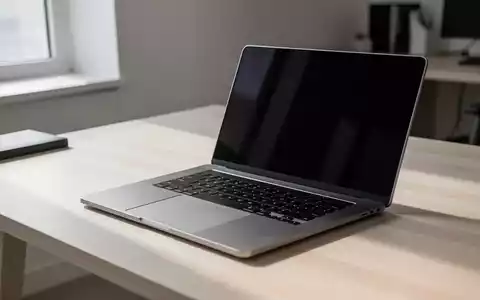 Ein silberner Laptop steht offen auf einem modernen Schreibtisch in einem hellen Büro, natürliche Lichtstimmung. - Foto: über boerse-global.de