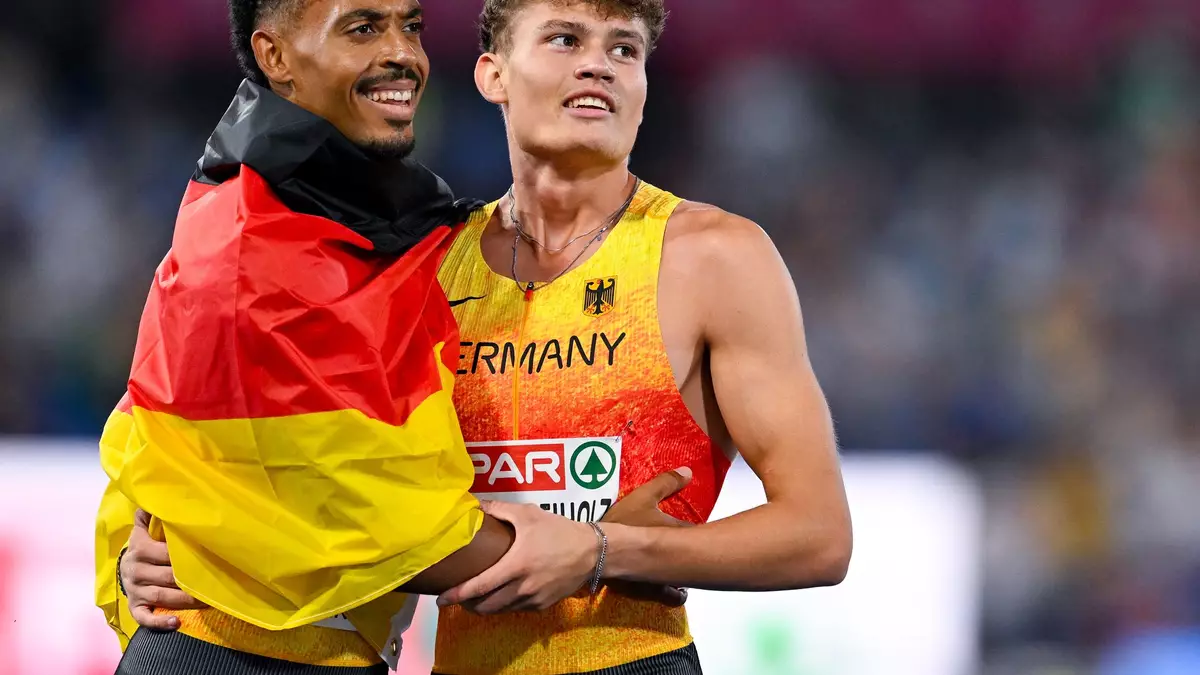 Nach dem Rennen tröstete Emil Agyekum den fünftplatzierten Owe Fischer-Breiholz. - Bild: Sven Hoppe/dpa